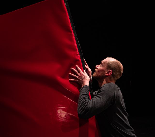 En salle : le visage et les mains du porteur au contact du tapis rouge.